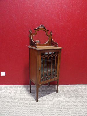 une petite armoire en bois surmontée d'un miroir