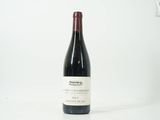 une bouteille de vin posée sur une table