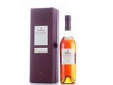 une bouteille de whisky single malt Macallamore devant une boîte violette