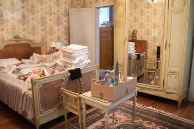 une chambre avec un lit, une commode et un miroir