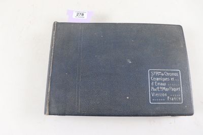 un livre noir muni d'une étiquette, posé sur une table