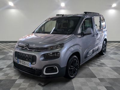 La camionnette Citrole est garée sur un sol à damier dans un garage