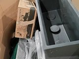 une boîte remplie d'objets posés sur le sol