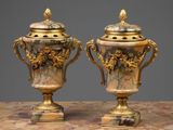 deux vases posés sur une table en marbre