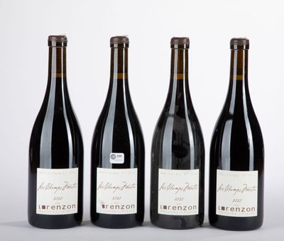 trois bouteilles de vin sont alignées sur une surface blanche