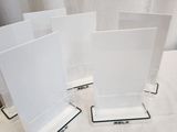 trois présentoirs en acrylique transparent posés sur une table avec un fond blanc