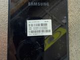 un téléphone Samsung noir sur lequel figure un code-barres