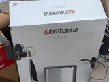 une boîte posée par terre à côté d'autres boîtes