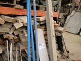 un tas de bois dans un entrepôt, avec un tuyau bleu