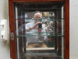 un homme en train de se prendre en photo dans une vitrine