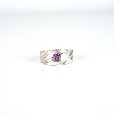 Bague jonc en argent (925/oo), sertie d'une améthyste de tai…