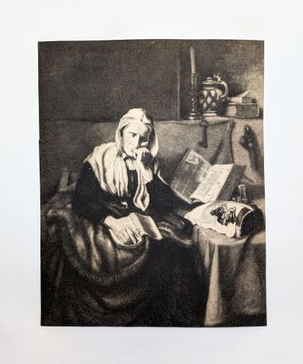tableau représentant une vieille femme assise sur un canapé en train de lire un livre