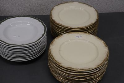 plusieurs assiettes empilées les unes sur les autres sur une table
