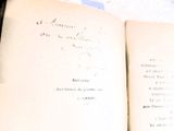 un livre ouvert avec une écriture dessus, posé sur une table