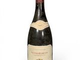 une bouteille de vin posée sur une table