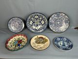 Plusieurs types d'assiettes décoratives sont disposés sur une table