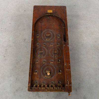 une vieille boîte en bois sur laquelle figurent des boutons et des chiffres