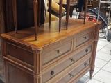 une commode surmontée d'un miroir dans une pièce