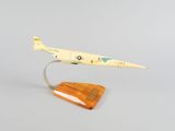 vue de dessous d'une maquette d'avion de chasse posée sur un socle en bois
