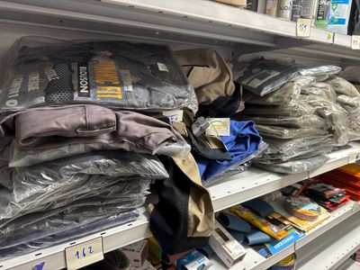 de nombreux sacs de vêtements sur les étagères du magasin