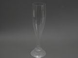 un verre transparent posé sur une table