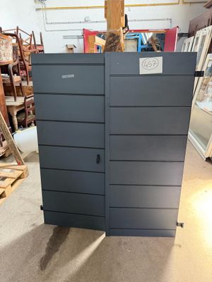 une armoire métallique au milieu d'une pièce