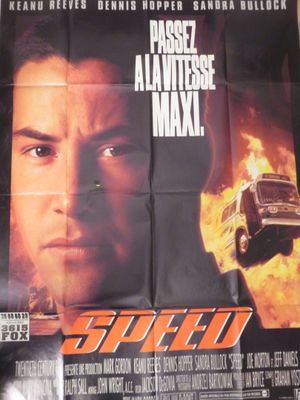 affiche de film représentant un homme qui regarde fixement la caméra, avec une voiture en arrière-plan