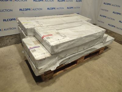 une pile de matelas posée sur une palette dans une pièce