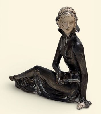 une statue représentant une femme assise par terre