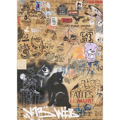 un chat assis sur un mur couvert de graffitis