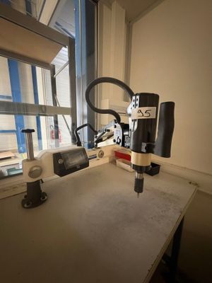 une machine posée sur une table devant une fenêtre