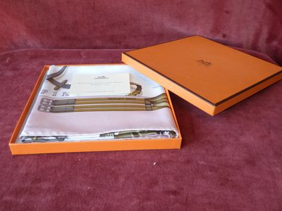 une boîte orange contenant une paire de ciseaux et une paire de ciseaux