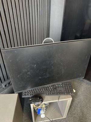 un ordinateur posé sur une boîte à côté d'un radiateur