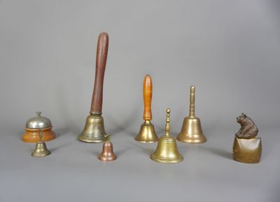 tout un tas de clochettes posées sur une table