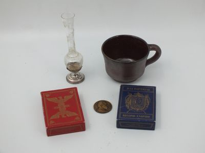 une tasse, un livre et une bougie posés sur une table