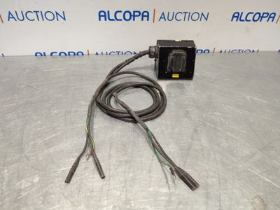 une photo d'un appareil électrique auquel sont raccordés des fils