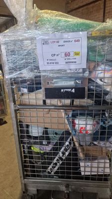 un chariot métallique contenant beaucoup d'objets