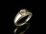 gros plan d'une bague en diamant sur une surface noire