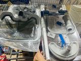 quelqu'un tient un récipient en plastique dans lequel se trouve un évier