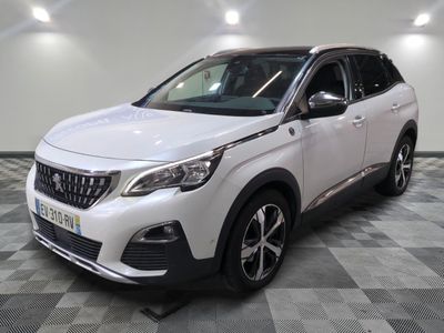 une voiture blanche est garée dans une pièce au sol à carreaux