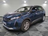 la voiture bleue est garée dans le garage sur un sol en damier