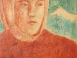 portrait d'un jeune garçon vêtu d'une chemise rouge et d'une casquette blanche