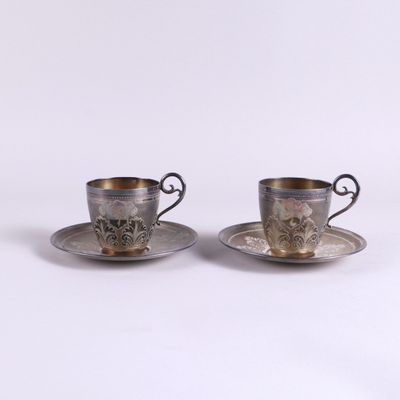 deux tasses et soucoupes posées sur une soucoupe