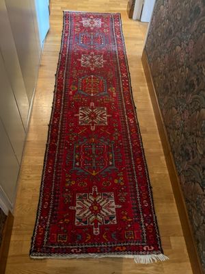 tapis posé à même le sol dans le couloir d'une maison au sol en parquet