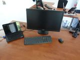 un bureau d'ordinateur équipé d'un ordinateur portable, d'un écran, d'un clavier, d'une souris et d'un téléphone portable