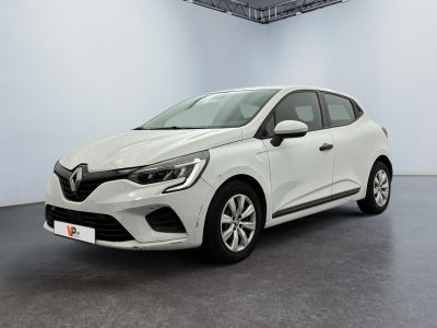 une voiture blanche dans une pièce blanche au sol noir