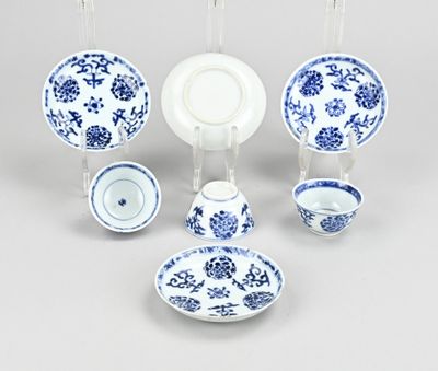 un ensemble d'assiettes et de bols bleus et blancs