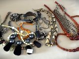 de nombreux colliers et bracelets différents disposés sur une table