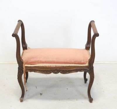 une photo d'un banc sur lequel est posé un coussin rose