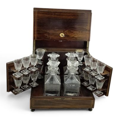 une photo d'un coffret en bois contenant un service de verres